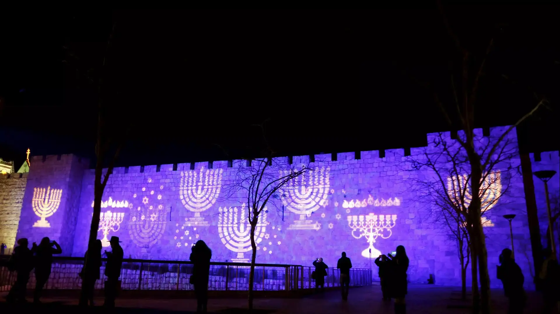 סימני החנוכה מוקרנים על חומות העיר העתיקה בירושלים. דצמבר 2015 סימני החנוכה מוקרנים על חומות העיר העתיקה בירושלים. דצמבר 2015