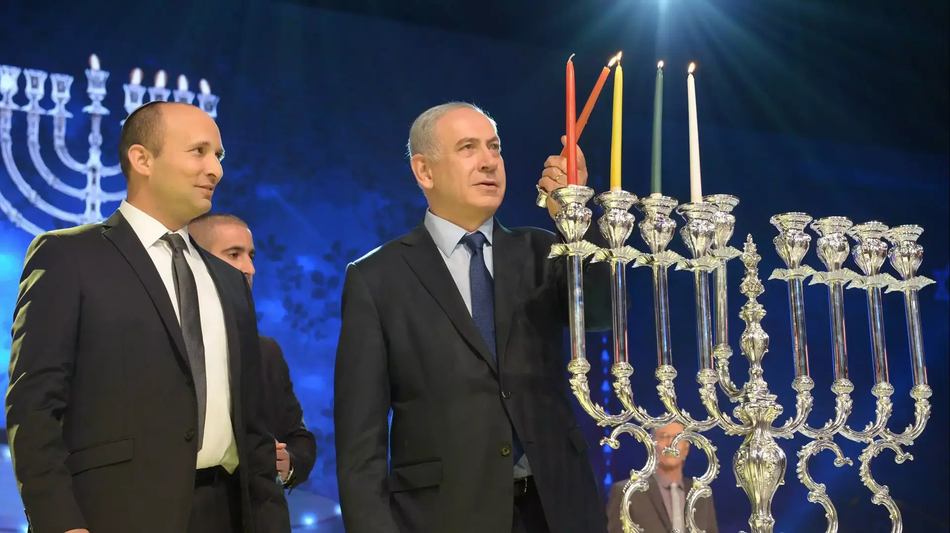 ראש הממשלה בנימין נתניהו ושר החינוך נפתלי בנט בחידון התנ"ך למבוגרים בבנייני האומה. דצמבר 2015 ראש הממשלה בנימין נתניהו ושר החינוך נפתלי בנט בחידון התנ"ך למבוגרים בבנייני האומה. דצמבר 2015