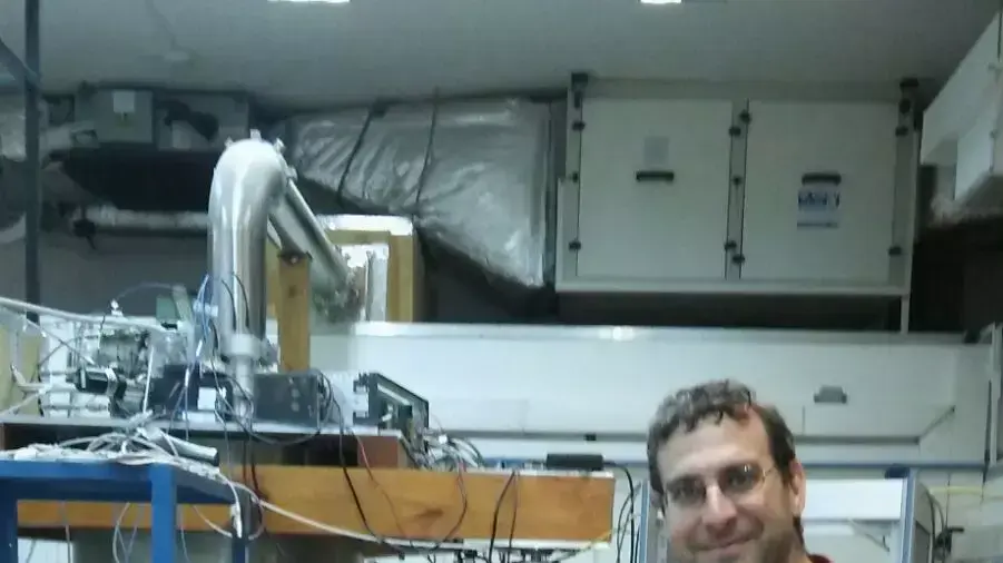 פרופסור מהאוניברסיטה העברית, ד"ר נדב כץ, פיזיקאי המלמד בתיכון הרטמן בירושלים.