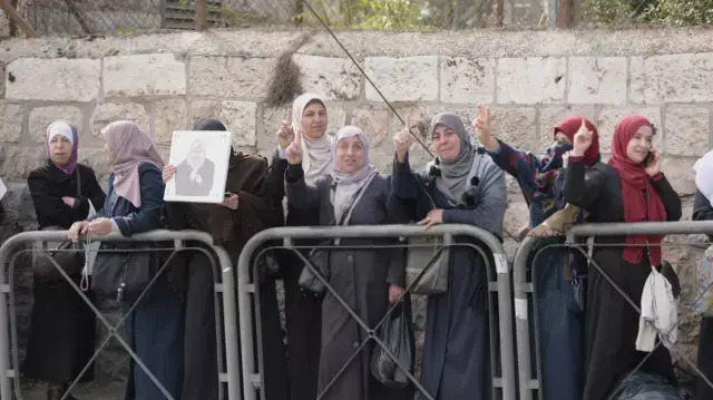 הפגנת תמיכה מחוץ לבית משפט המחוזי בירושלים בעצורה בחשד להשתייכות לתנועה האיסלאמית. דצמבר 2015 הפגנת תמיכה מחוץ לבית משפט המחוזי בירושלים בעצורה בחשד להשתייכות לתנועה האיסלאמית. דצמבר 2015
