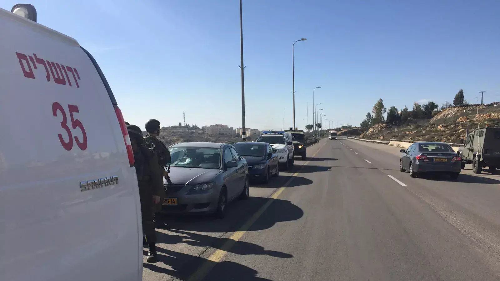 רכב שנפגע מידוי אבנים ביציאה מביתר עילית לכיוון ירושלים. דצמבר 2015 רכב שנפגע מידוי אבנים ביציאה מביתר עילית לכיוון ירושלים. דצמבר 2015