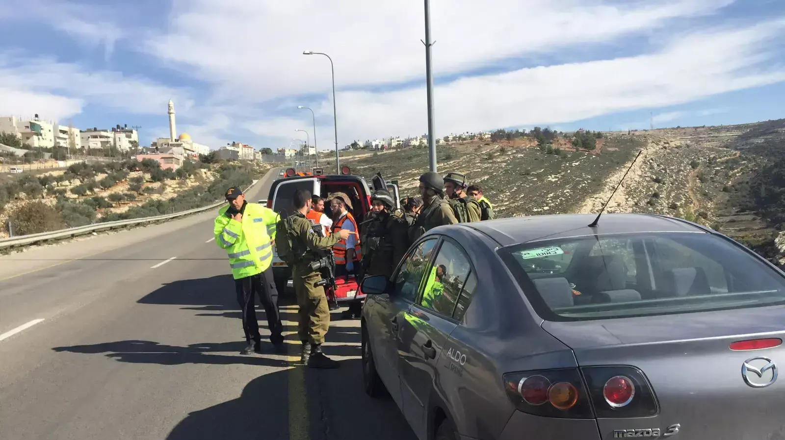 רכב שנפגע מידוי אבנים ביציאה מביתר עילית לכיוון ירושלים. דצמבר 2015 רכב שנפגע מידוי אבנים ביציאה מביתר עילית לכיוון ירושלים. דצמבר 2015
