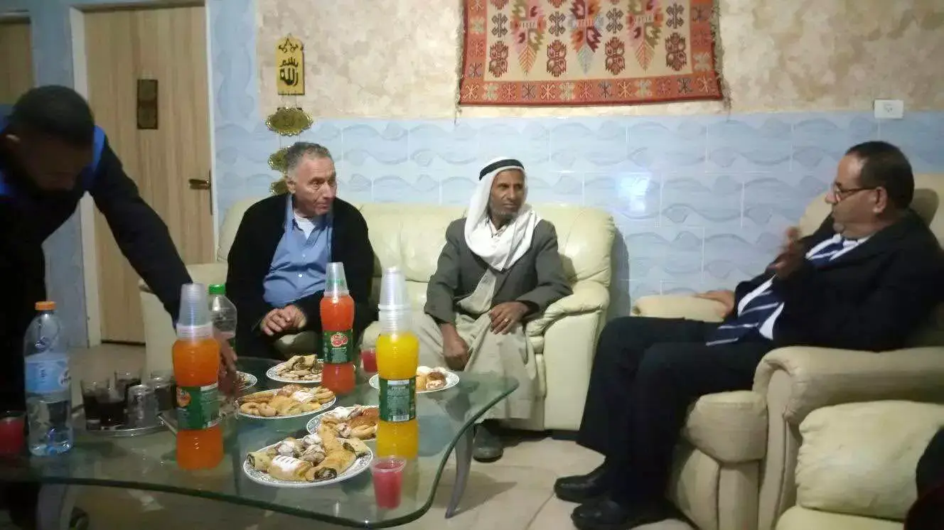 איוב קרא בביתו של עודה תארבין עם אביו, אחיו ועו"ד מלצר. דצמבר 2015 איוב קרא בביתו של עודה תארבין עם אביו, אחיו ועו"ד מלצר. דצמבר 2015