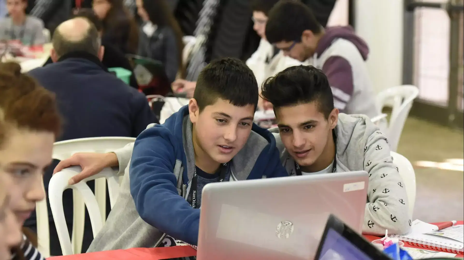 יוזמה חדשה להעלאת מספר הניגשים לבגרות חמש יחידות מתמטיקה: תלמידים מלמדים תלמידים, מתחם סאנדיסק כפר סבא. דצמבר 2015 יוזמה חדשה להעלאת מספר הניגשים לבגרות חמש יחידות מתמטיקה: תלמידים מלמדים תלמידים, מתחם סאנדיסק כפר סבא. דצמבר 2015