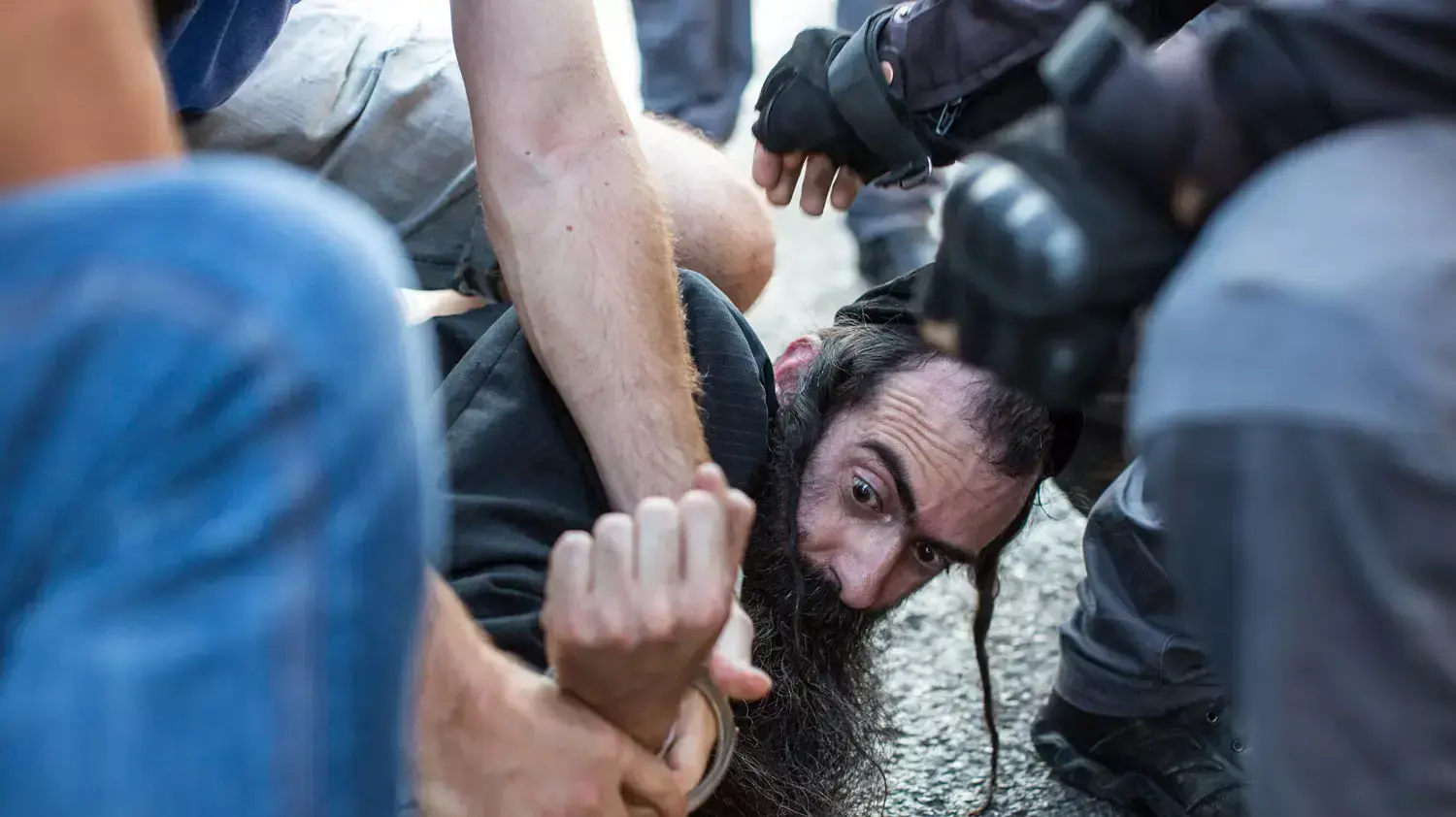 שוטרים משתלטים על ישי שליסל לאחר שדקר ופגע במשתתפים במצעד הגאווה בירושלים. ירושלים, 30 ביולי 2015 שוטרים משתלטים על ישי שליסל לאחר שדקר ופגע במשתתפים במצעד הגאווה בירושלים. ירושלים, 30 ביולי 2015