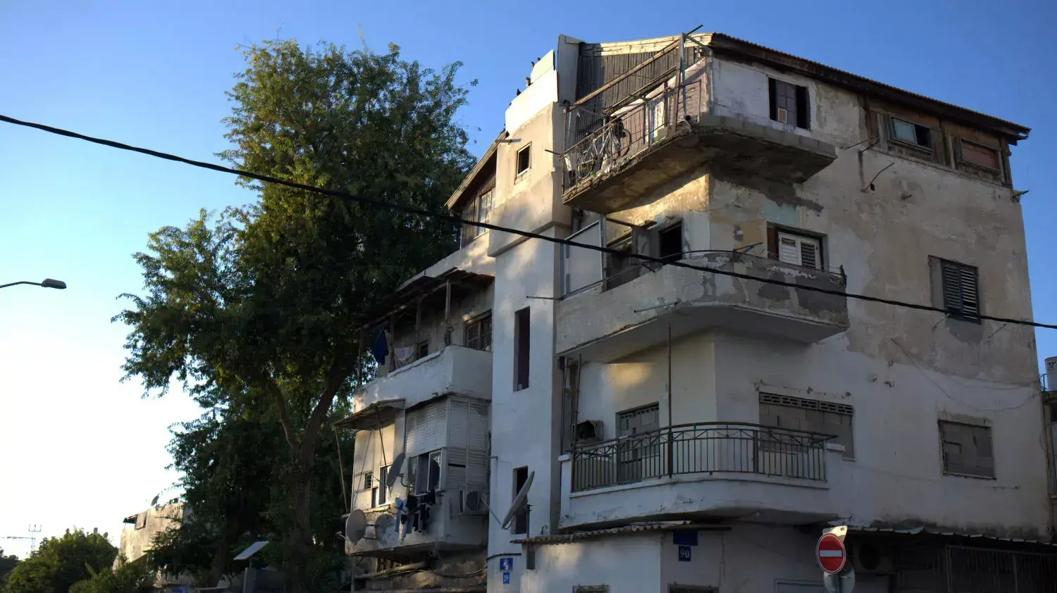 הבית ברחוב הלח"י שבשכונת התקווה , תל אביב. דצמבר 2015 הבית ברחוב הלח"י שבשכונת התקווה , תל אביב. דצמבר 2015