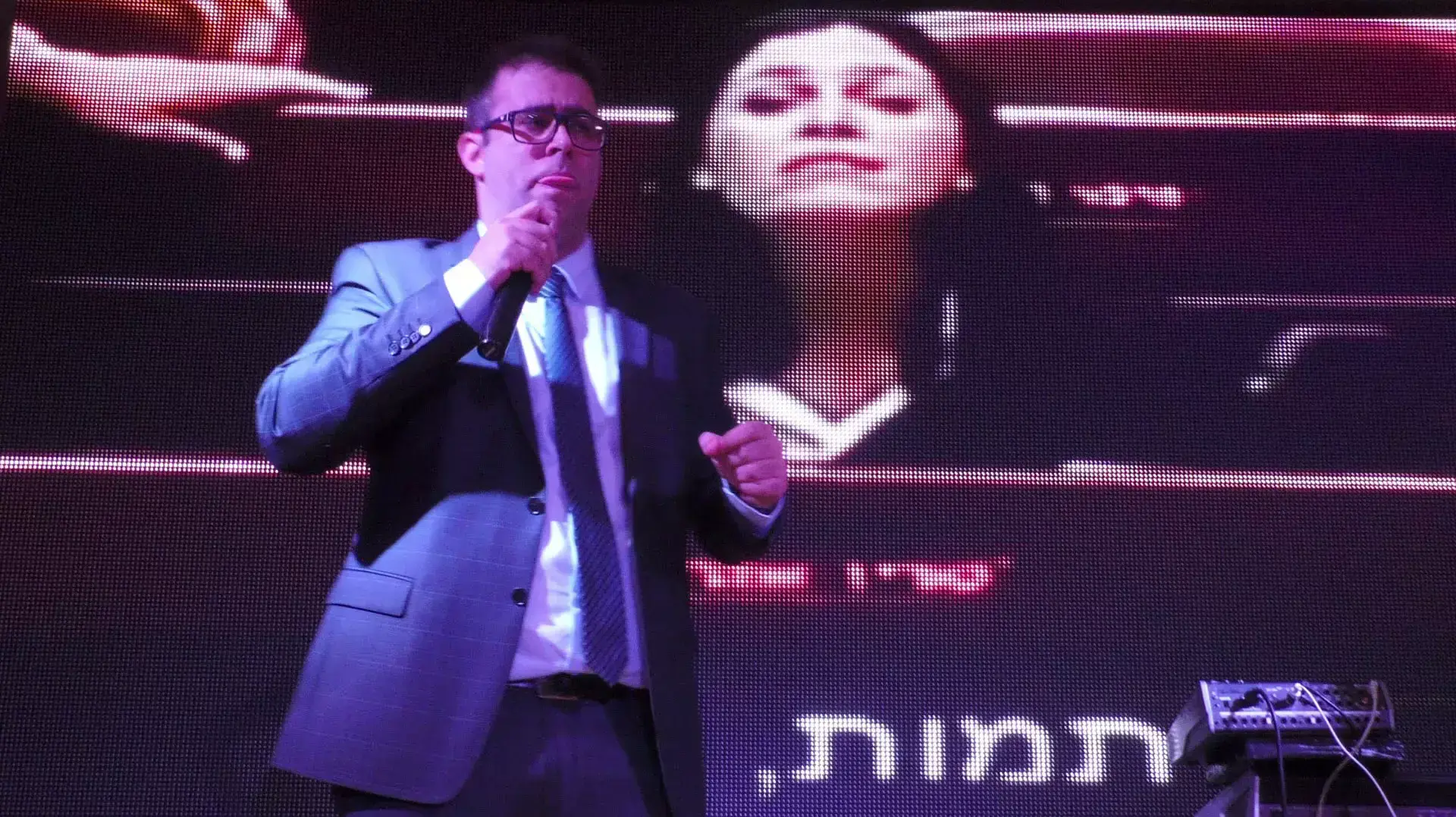 ח"כ אורן חזן באירוע הדלקת נר עם תומכי הליכוד, דצמבר 2015 ח"כ אורן חזן באירוע הדלקת נר עם תומכי הליכוד, דצמבר 2015