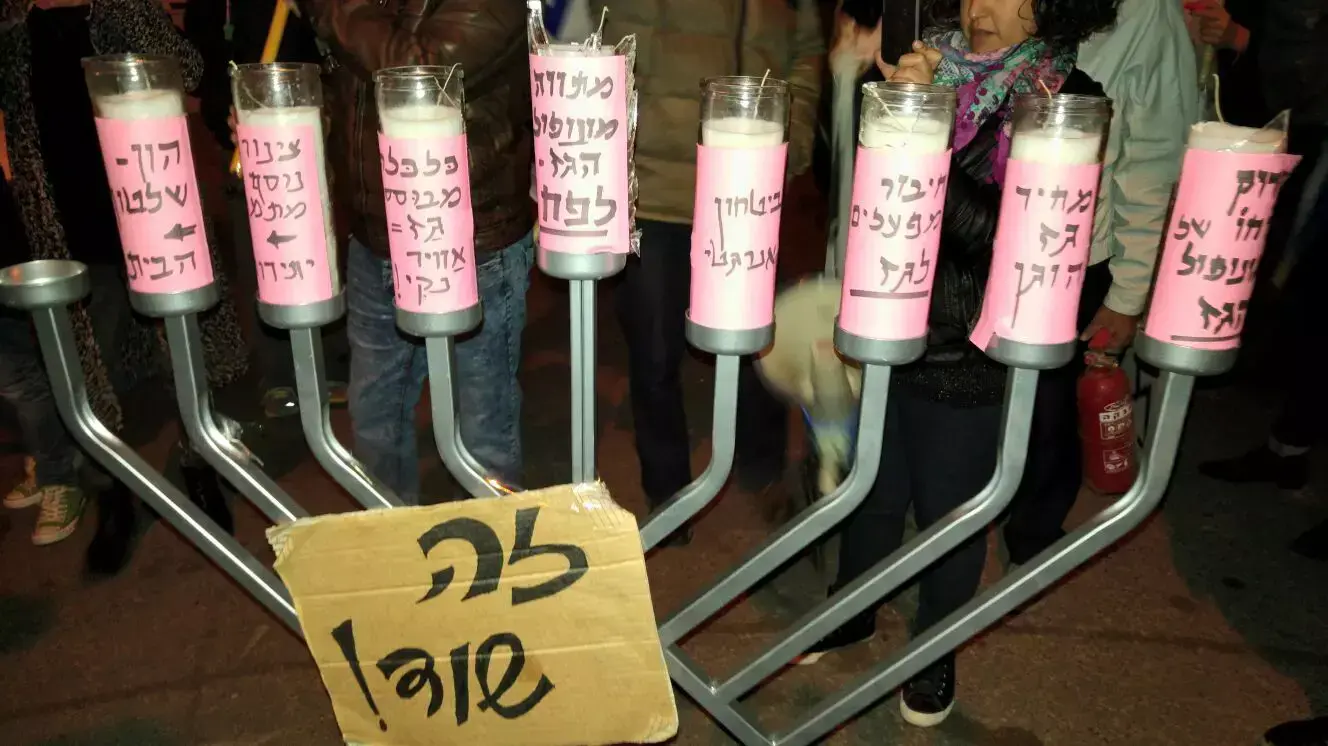 הפגנה נגד מתווה הגז מול ביתו של יצחק תשובה בנתניה, דצמבר 2015 הפגנה נגד מתווה הגז מול ביתו של יצחק תשובה בנתניה, דצמבר 2015