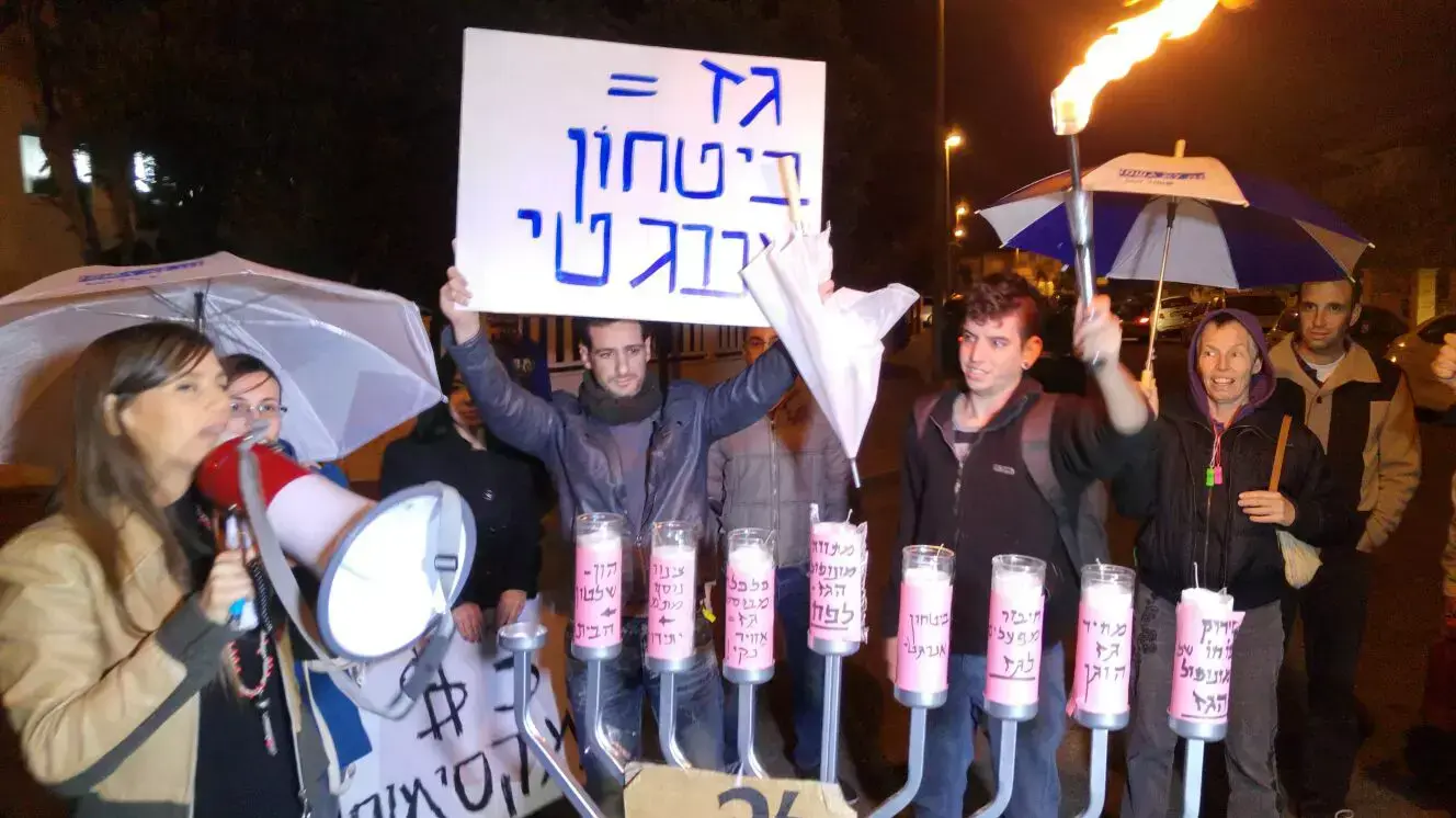 הפגנה נגד מתווה הגז מול ביתו של יצחק תשובה בנתניה, דצמבר 2015 הפגנה נגד מתווה הגז מול ביתו של יצחק תשובה בנתניה, דצמבר 2015