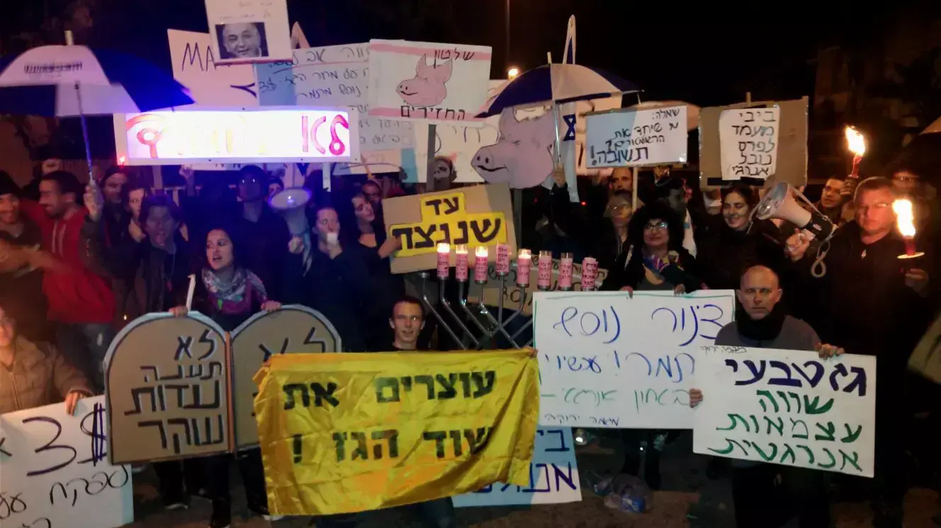 הפגנה נגד מתווה הגז מול ביתו של יצחק תשובה בנתניה, דצמבר 2015 הפגנה נגד מתווה הגז מול ביתו של יצחק תשובה בנתניה, דצמבר 2015