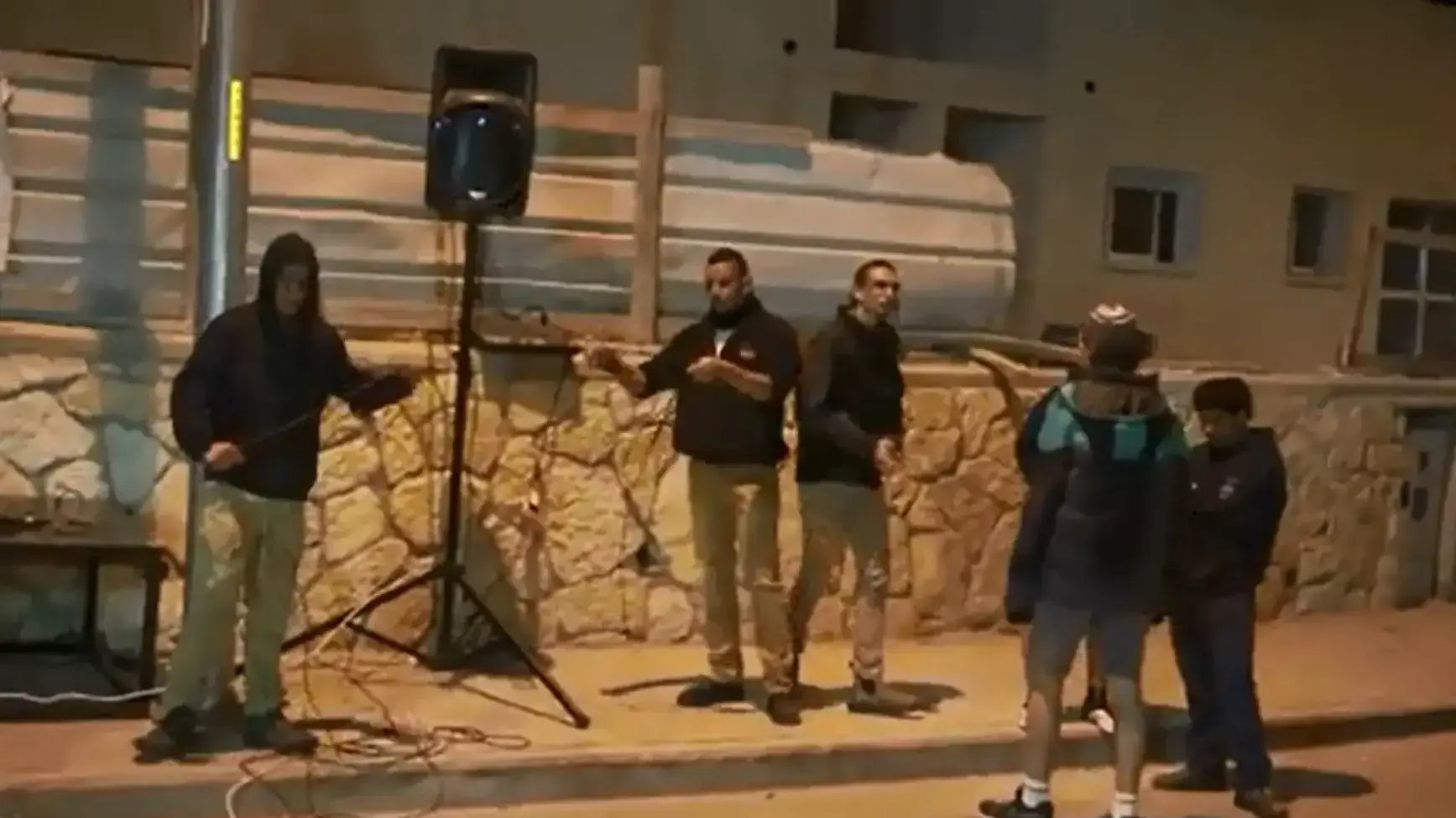 עשרות תושבי בנימין מחו על מעצר אחד התושבים החשוד במעורבות בהצתה בכפר דומא, 12 בדצמבר 2015 עשרות תושבי בנימין מחו על מעצר אחד התושבים החשוד במעורבות בהצתה בכפר דומא, 12 בדצמבר 2015