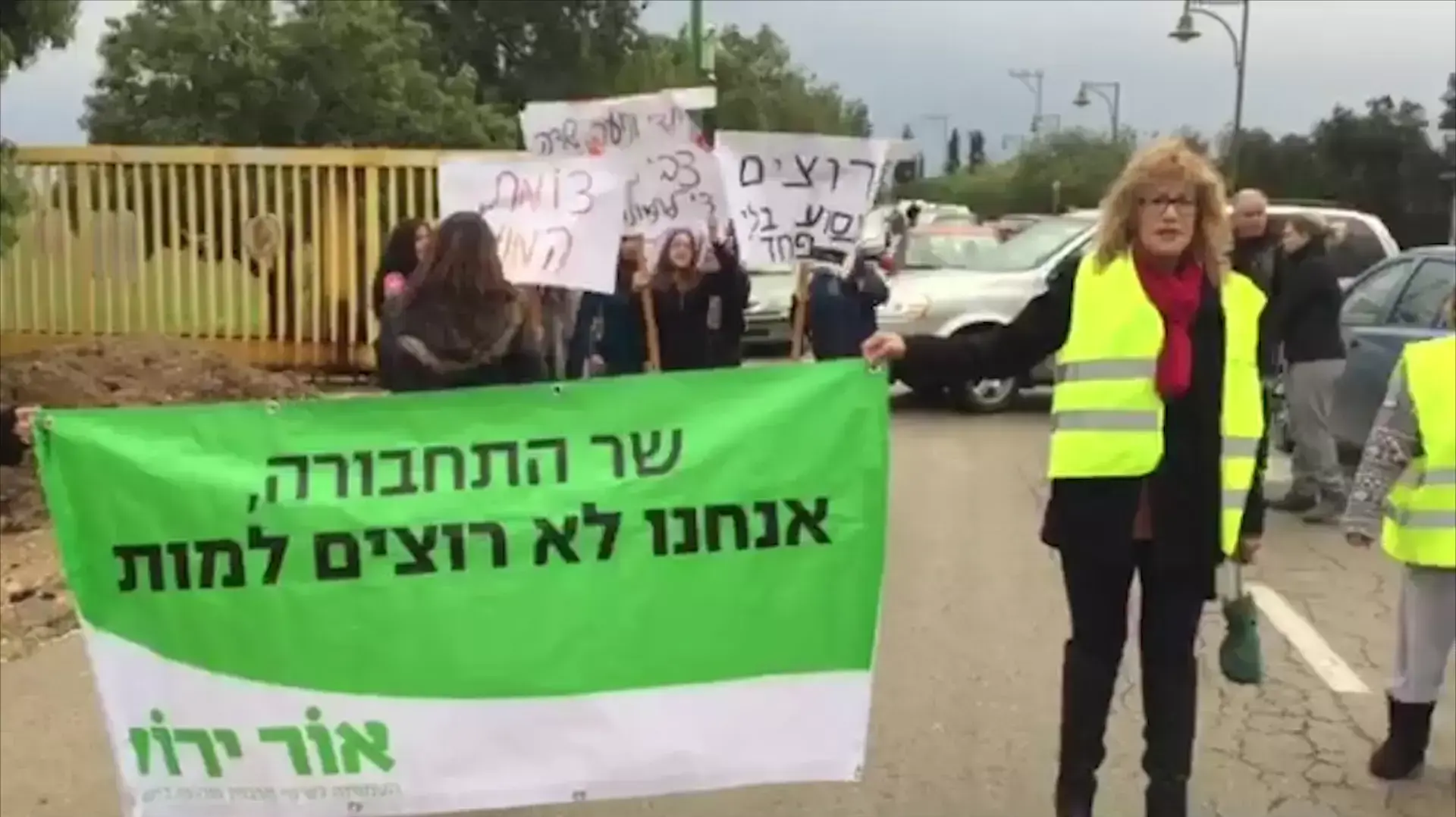 תושבי שדה צבי הפגינו בכביש הגישה למושב שבו נהרגו שתי נערות בתאונה