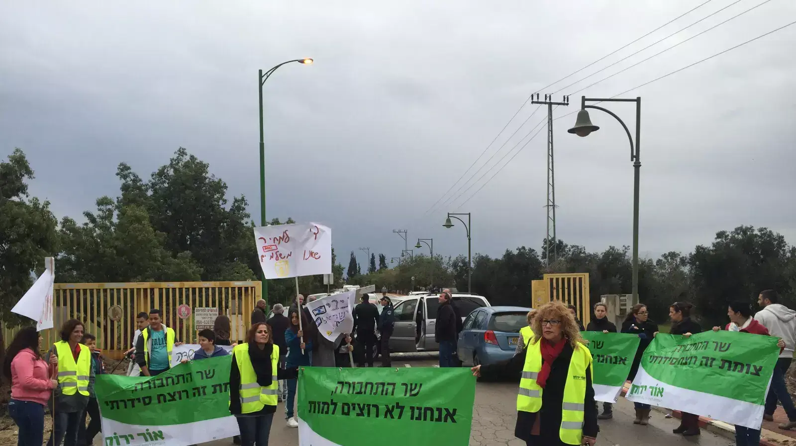 הפגנת תושבי שדה צבי בדרישה לתקן את כביש 293, 13 בדצמבר 2015 הפגנת תושבי שדה צבי בדרישה לתקן את כביש 293, 13 בדצמבר 2015