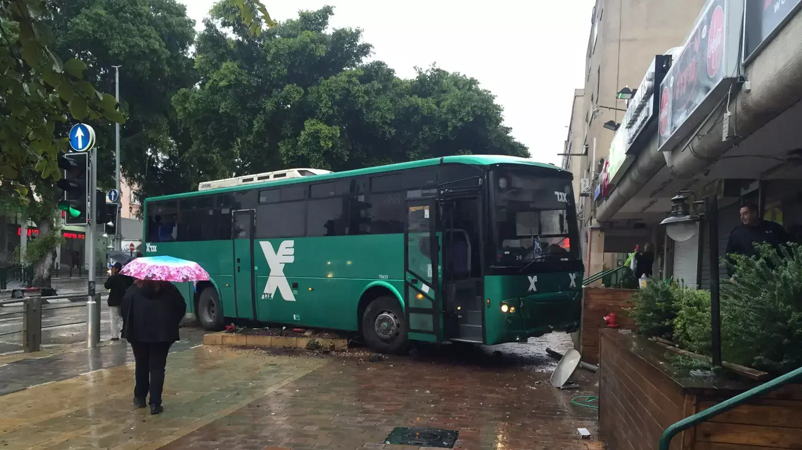אוטובוס החליק ועלה על המדרכה ברחוב אחוזה, רעננה. 13 בדצמבר 2015 אוטובוס החליק ועלה על המדרכה ברחוב אחוזה, רעננה. 13 בדצמבר 2015
