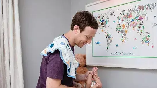 מרק צוקרברג מחליף חיתול מרק צוקרברג מחליף חיתול