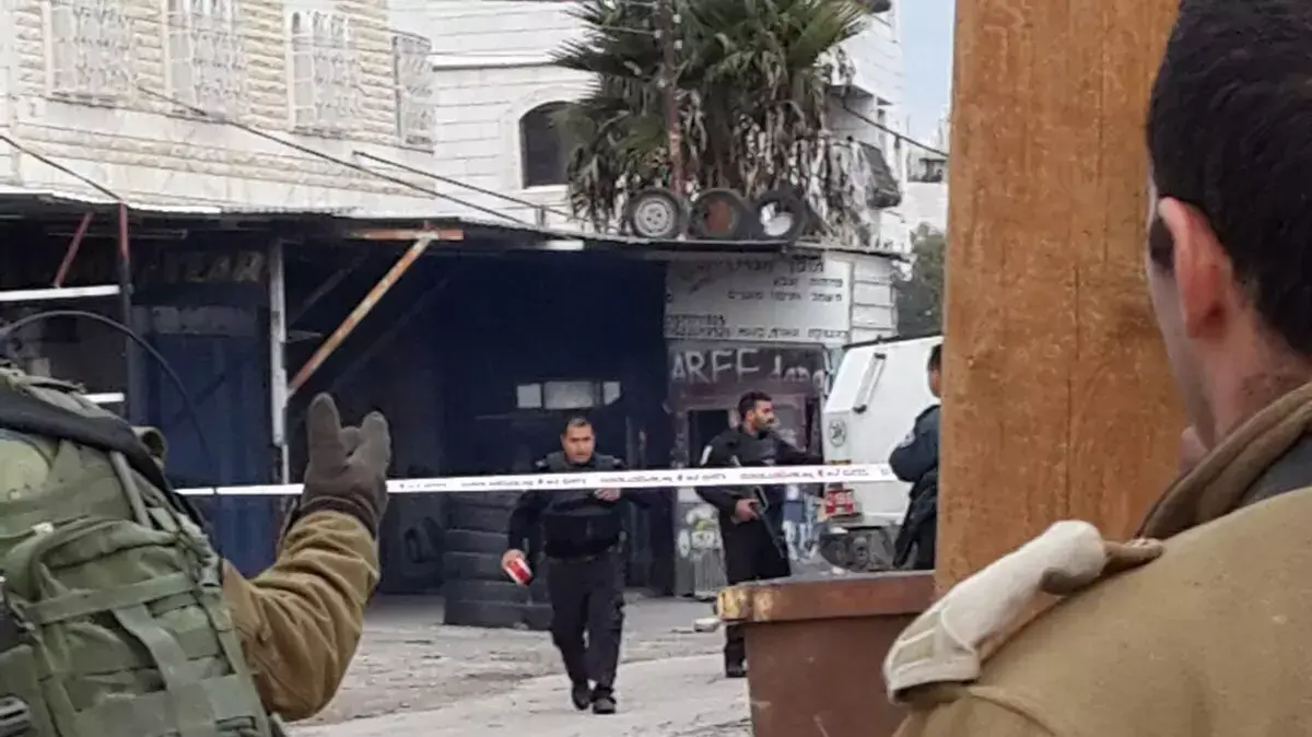 זירת ניסיון פיגוע דקירה סמוך לשער מערבי של קריית ארבע. 13 בדצמבר 2015 זירת ניסיון פיגוע דקירה סמוך לשער מערבי של קריית ארבע. 13 בדצמבר 2015
