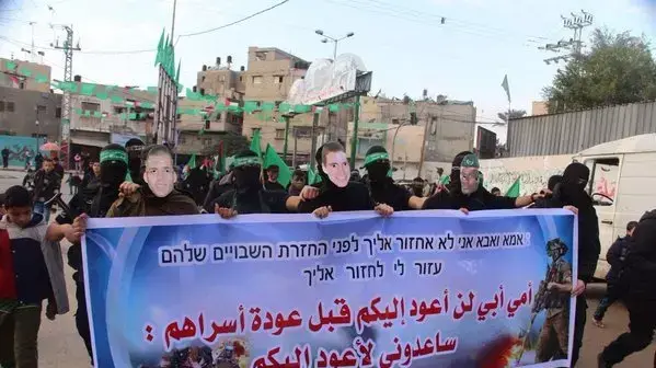 מסר מאורון שאול והדר גולדין, בתהלוכה של חמאס שהתקיימה בעזה. דצמבר 2015 מסר מאורון שאול והדר גולדין, בתהלוכה של חמאס שהתקיימה בעזה. דצמבר 2015