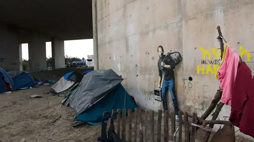 גרפיטי מהגרים של האמן המפורסם בנקסי בעיר קאלה, צרפת, דצמבר 2015 גרפיטי מהגרים של האמן המפורסם בנקסי בעיר קאלה, צרפת, דצמבר 2015