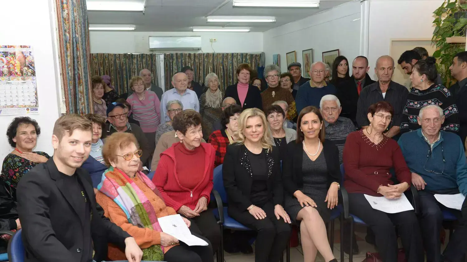 שרה נתניהו והשרה גילה גמליאל מדליקות נר חנוכה עם ניצולי שואה בירושלים שרה נתניהו והשרה גילה גמליאל מדליקות נר חנוכה עם ניצולי שואה בירושלים