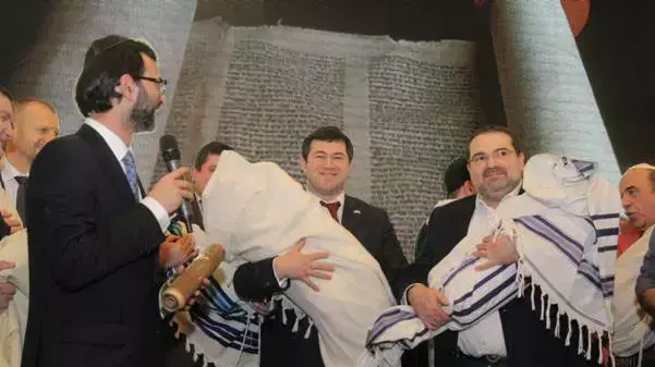 הממשל האוקראיני החזיר לקהילה היהודית 13 ספרי תורה שנלקחו בזמנו על ידי השלטון הקומוניסטי