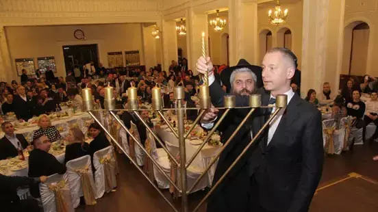 הממשל האוקראיני החזיר לקהילה היהודית 13 ספרי תורה שנלקחו בזמנו על ידי השלטון הקומוניסטי הממשל האוקראיני החזיר לקהילה היהודית 13 ספרי תורה שנלקחו בזמנו על ידי השלטון הקומוניסטי