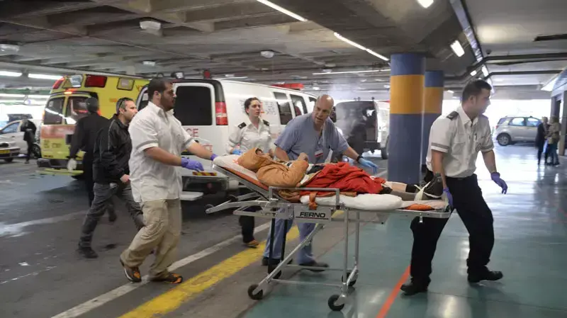 פינוי פצועים מפיגוע הדריסה סמוך לגשר המיתרים. בי"ח שערי צדק. ירושלים. 14 בדצמבר 2015 פינוי פצועים מפיגוע הדריסה סמוך לגשר המיתרים. בי"ח שערי צדק. ירושלים. 14 בדצמבר 2015