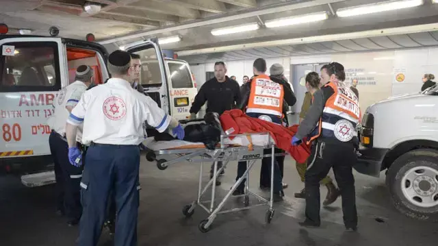 פינוי פצועים מפיגוע הדריסה סמוך לגשר המיתרים. בי"ח שערי צדק. ירושלים. 14 בדצמבר 2015 פינוי פצועים מפיגוע הדריסה סמוך לגשר המיתרים. בי"ח שערי צדק. ירושלים. 14 בדצמבר 2015