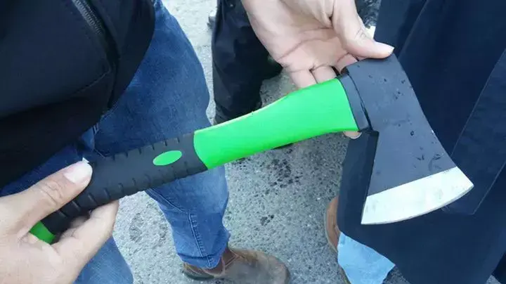 הגרזן שנתפס ברכבו של המחבל בפיגוע הדריסה בירושלים, 14 בדצמבר 2015 הגרזן שנתפס ברכבו של המחבל בפיגוע הדריסה בירושלים, 14 בדצמבר 2015