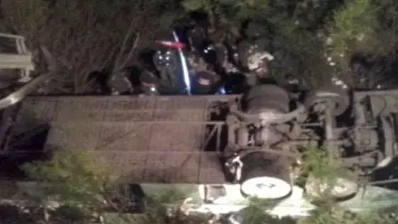 אוטובוס ועליו 60 שוטרים נפל מגובה של 20 מטרים בארגנטינה, דצמבר 2015 אוטובוס ועליו 60 שוטרים נפל מגובה של 20 מטרים בארגנטינה, דצמבר 2015