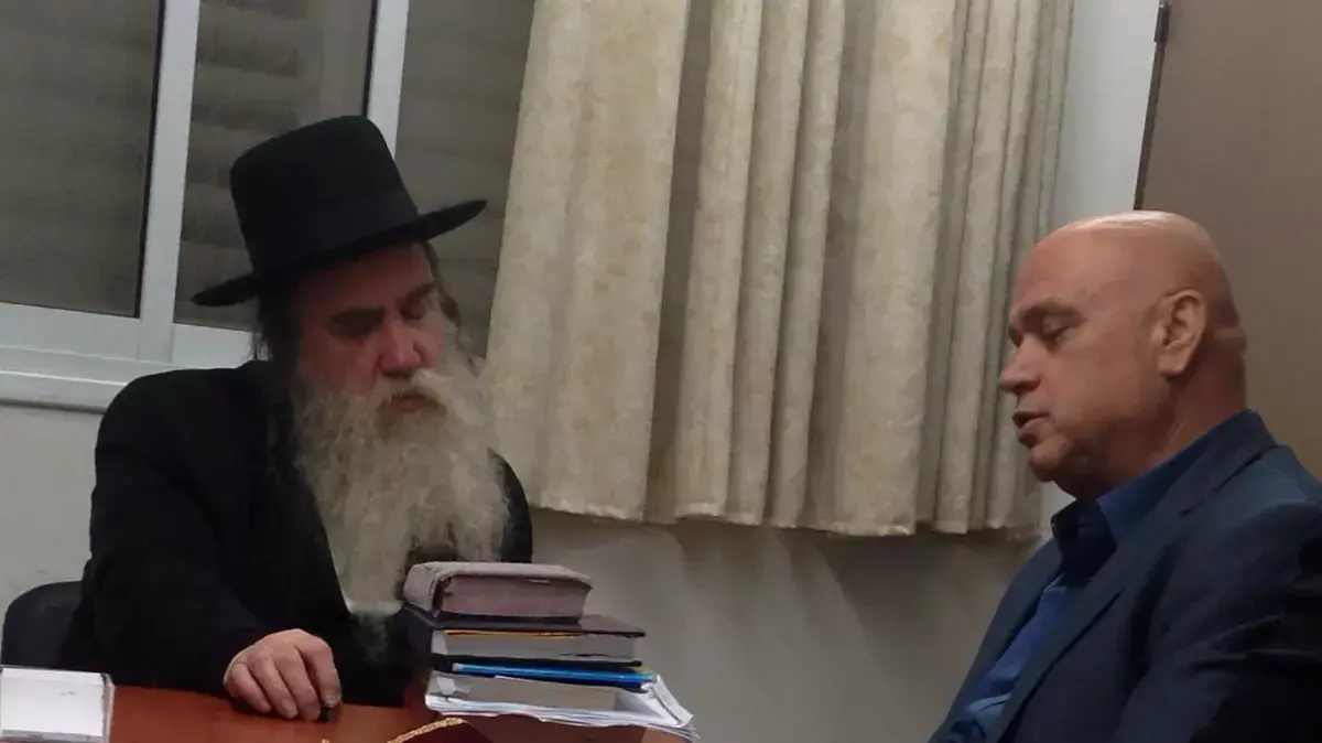 ח"כ עיסווי פריג' נפגש עם הרב שמעון בעדני והרב מרדכי גרוס בבני ברק. 15 בדצמבר 2015 ח"כ עיסווי פריג' נפגש עם הרב שמעון בעדני והרב מרדכי גרוס בבני ברק. 15 בדצמבר 2015