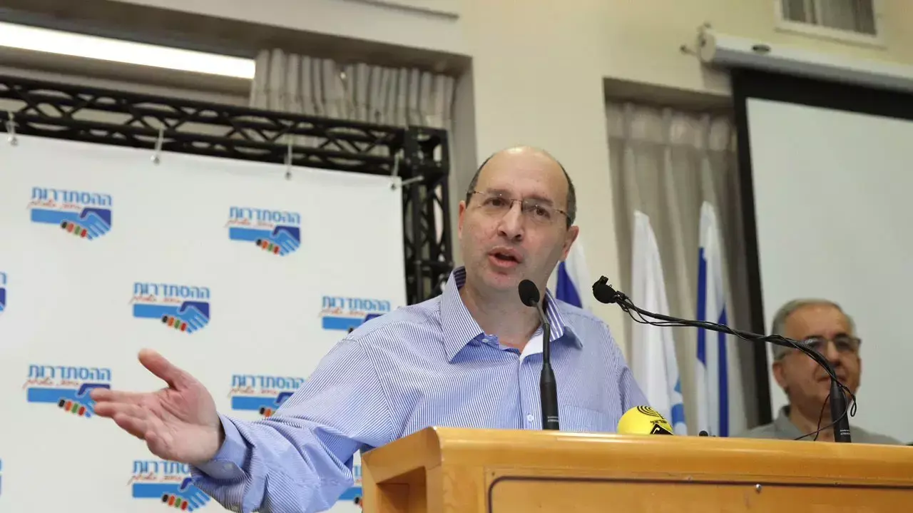 אבי ניסנקורן, יו"ר ההסתדרות, מסיבת עיתונאים בנוגע להכרזת מועד שביתה במגזר הציבורי. 16 בדצמבר 2015