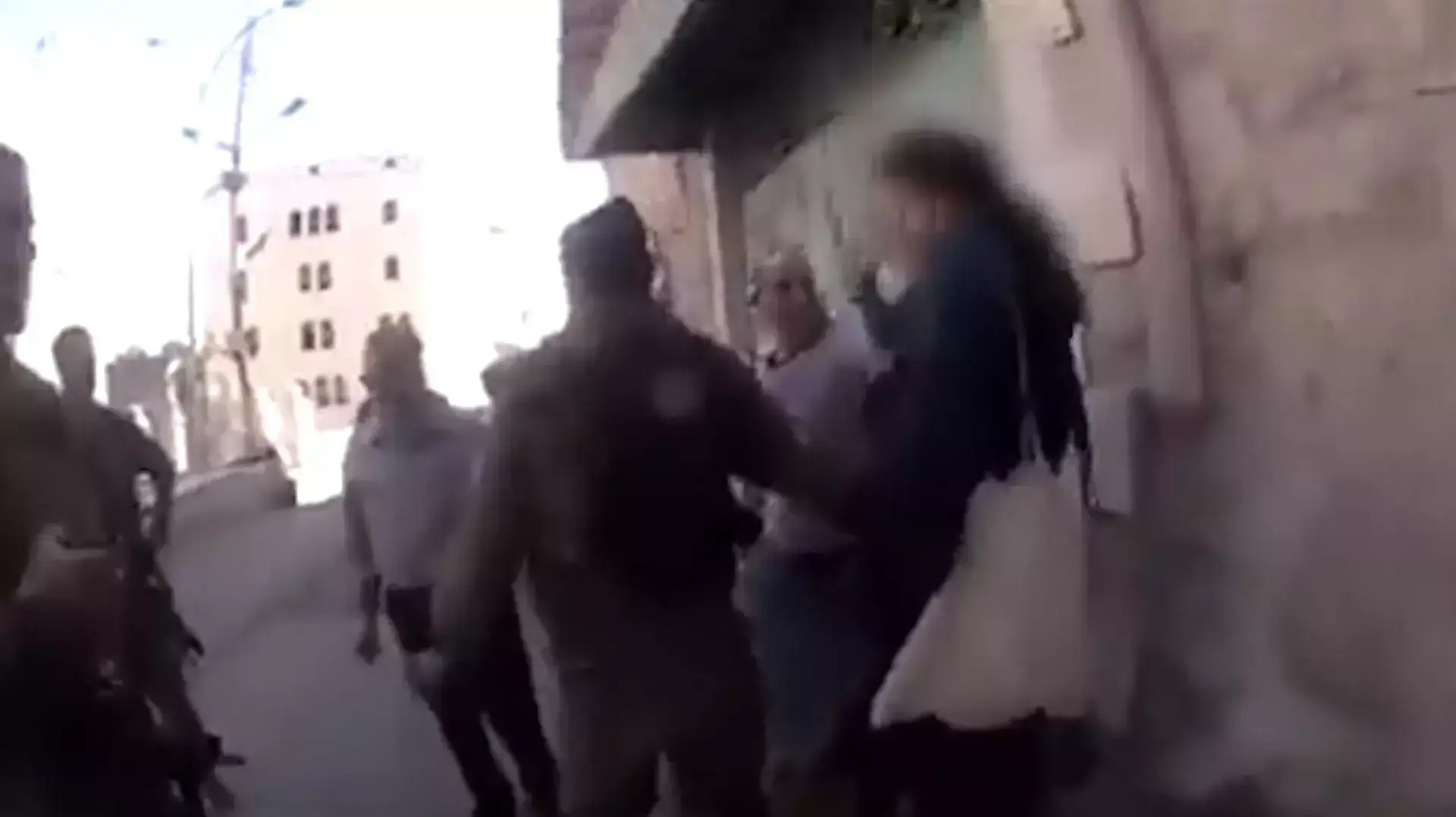 לעיניי חיילים: תושבת חברון שוב תועדה מכה פעילה זרה