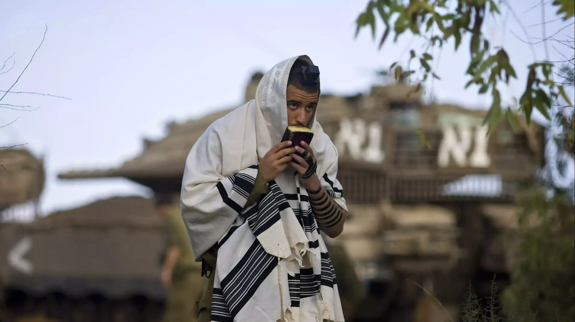 חייל צה"ל מתפלל עטוף תפילין בשטח חייל צה"ל מתפלל עטוף תפילין בשטח