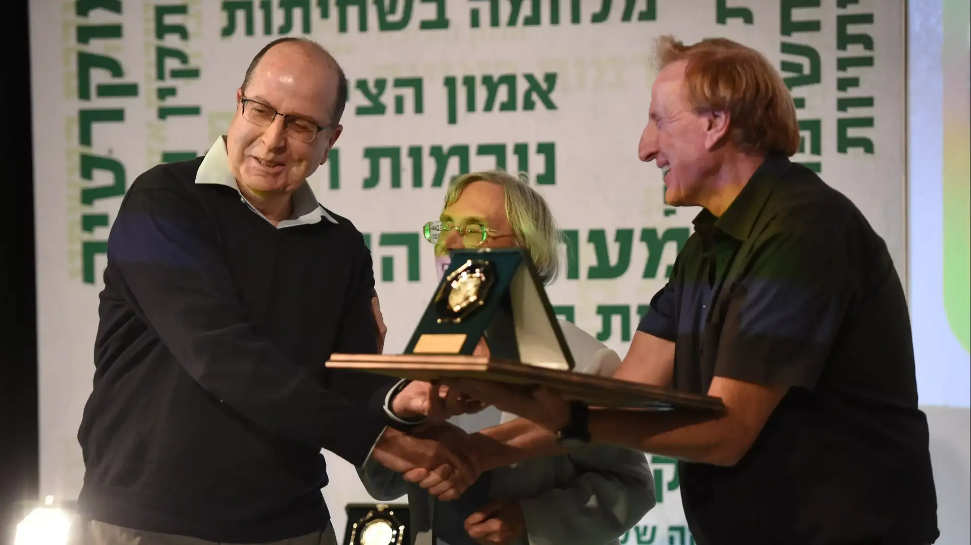 שר הביטחון משה יעלון בטקס הענקת אות אביר איכות השלטון. 16 בדצמבר 2015. שר הביטחון משה יעלון בטקס הענקת אות אביר איכות השלטון. 16 בדצמבר 2015.