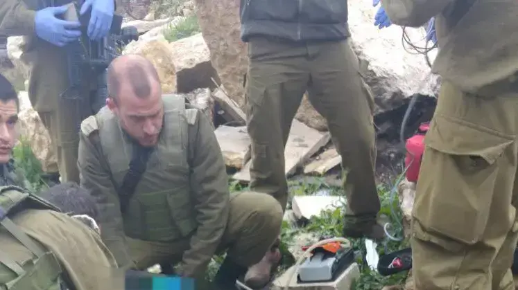 מחבל לאחר ניסיון פיגוע דקירה בחיילים בחווארה 17 דצמבר 2015 מחבל לאחר ניסיון פיגוע דקירה בחיילים בחווארה 17 דצמבר 2015