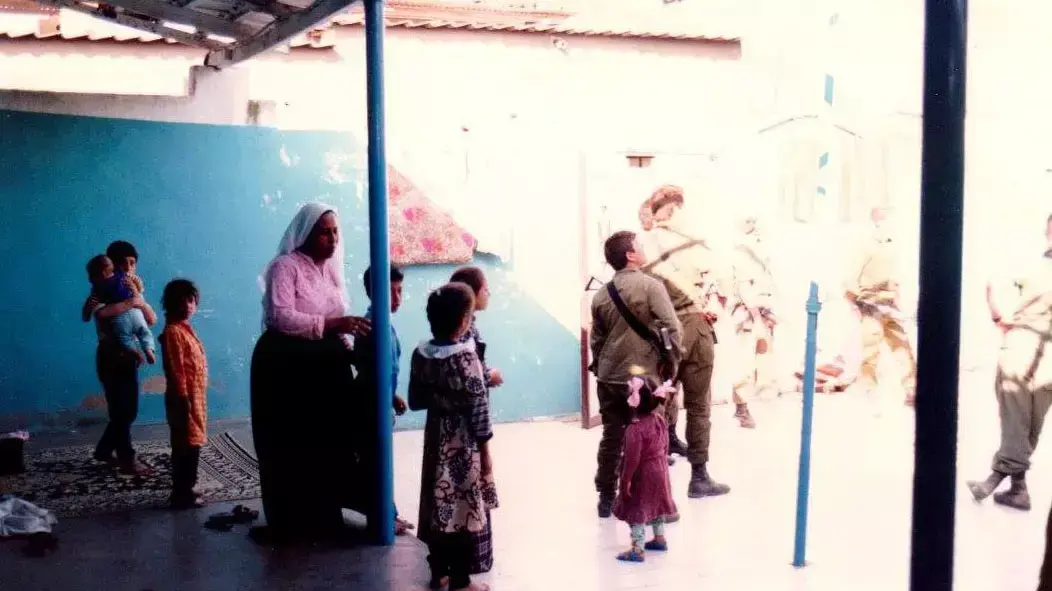 רם אוריון מלהקת נושאי המגבעת פירסם היום 17 דצמבר 2015 תמונות בעמוד הפייסבוק שלו מימי שירותו הצבאי ברצועת עזה רם אוריון מלהקת נושאי המגבעת פירסם היום 17 דצמבר 2015 תמונות בעמוד הפייסבוק שלו מימי שירותו הצבאי ברצועת עזה