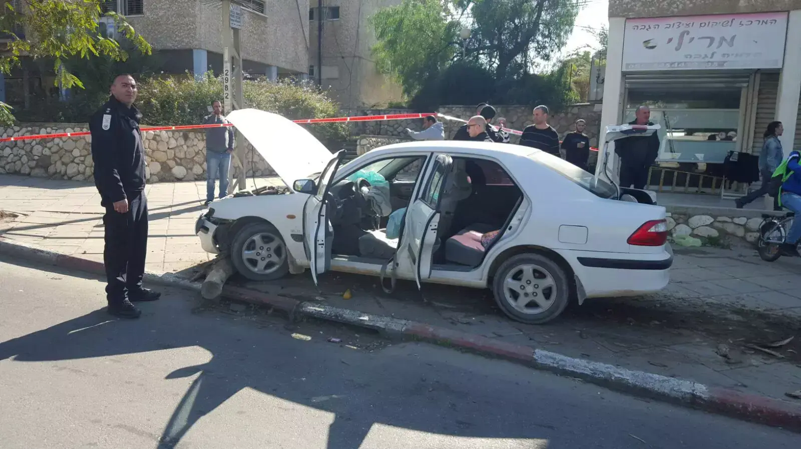 תאונת דרכים בין אופנוע לרכב פרטי בבאר שבע. 18 בדצמבר 2015 תאונת דרכים בין אופנוע לרכב פרטי בבאר שבע. 18 בדצמבר 2015