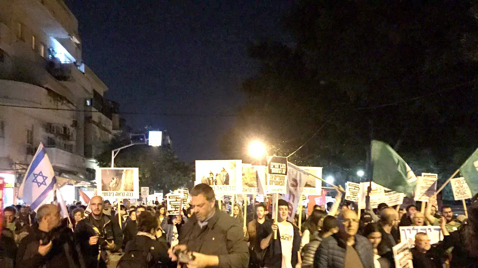 כאלף פעילי שמאל מפגינים נגד ההסתה בתל אביב. 19 לדצמבר 2015 כאלף פעילי שמאל מפגינים נגד ההסתה בתל אביב. 19 לדצמבר 2015