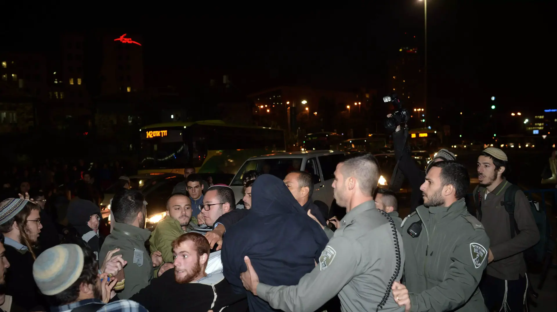 מאות מפגינים בגשר במיתרים למען החשודים בפרשת כפר דומא, דצמבר 2015