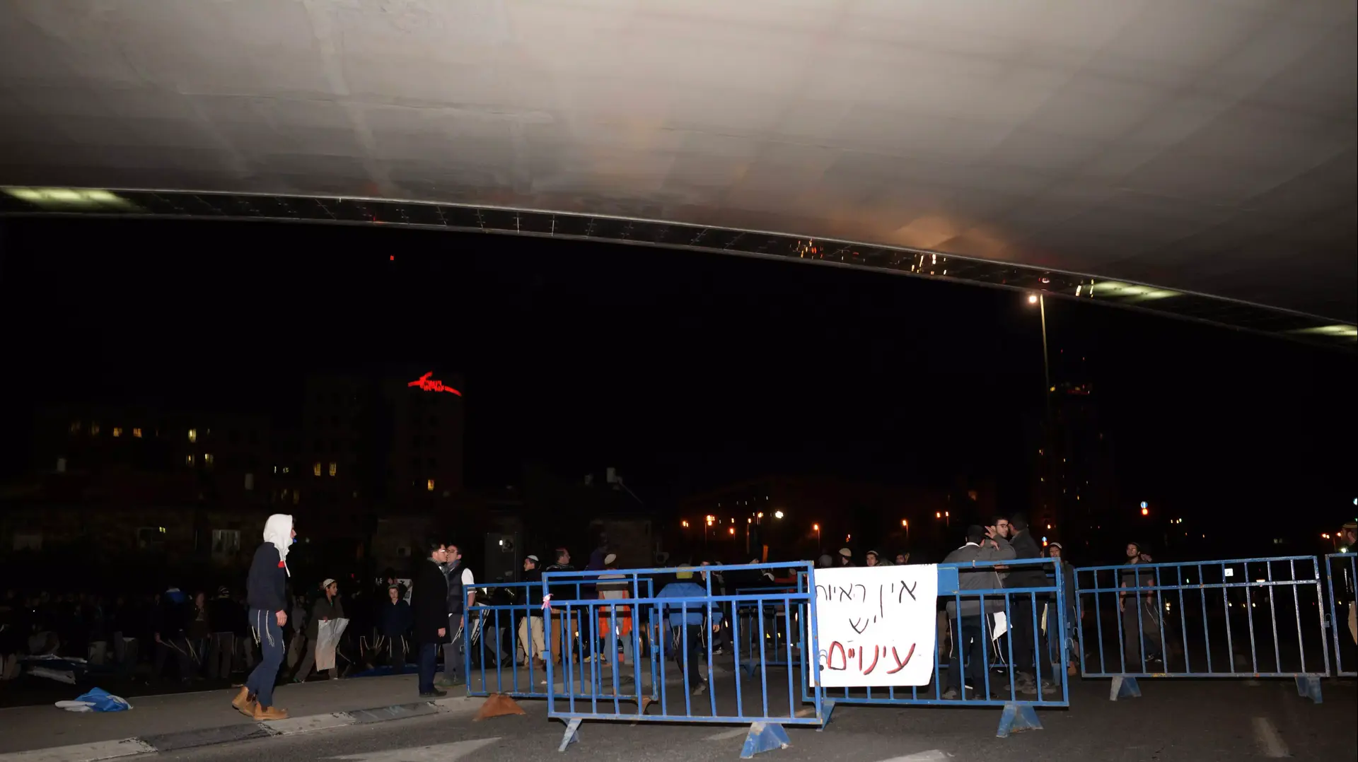 מאות מפגינים בגשר במיתרים למען החשודים בפרשת כפר דומא, דצמבר 2015