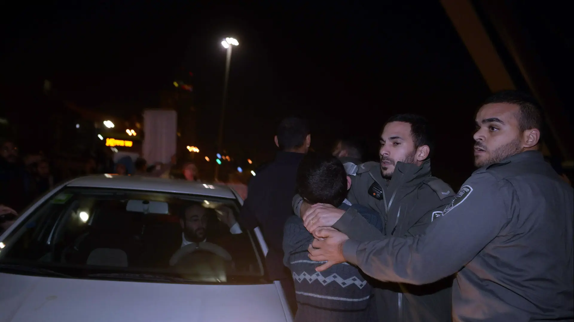 מאות מפגינים בגשר במיתרים למען החשודים בפרשת כפר דומא, דצמבר 2015 מאות מפגינים בגשר במיתרים למען החשודים בפרשת כפר דומא, דצמבר 2015