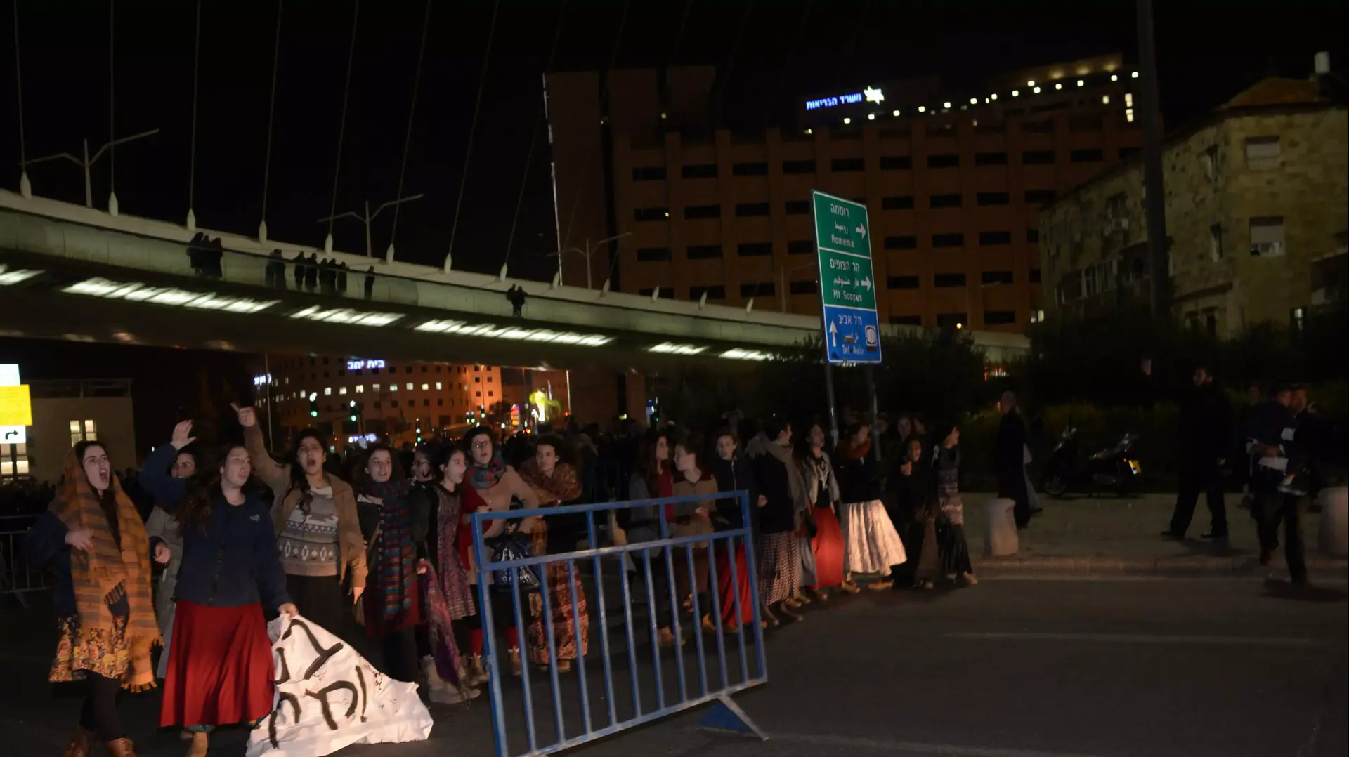 מאות מפגינים בגשר במיתרים למען החשודים בפרשת כפר דומא, דצמבר 2015 מאות מפגינים בגשר במיתרים למען החשודים בפרשת כפר דומא, דצמבר 2015