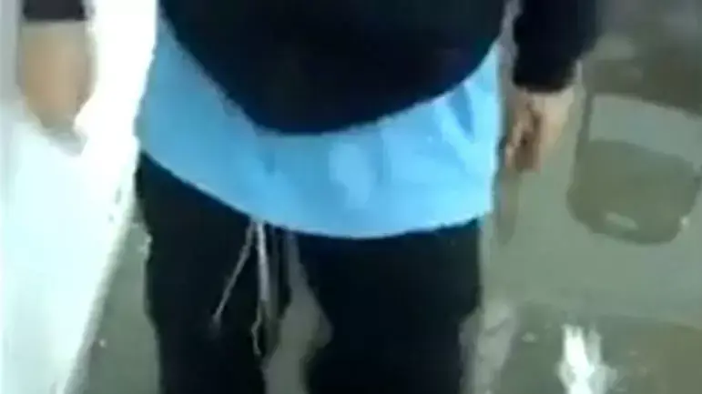 תלמידים בבית הספר של חב"ד "בית מנחם" בחולון לומדים בכיתות מוצפות, דצמבר 2015 תלמידים בבית הספר של חב"ד "בית מנחם" בחולון לומדים בכיתות מוצפות, דצמבר 2015