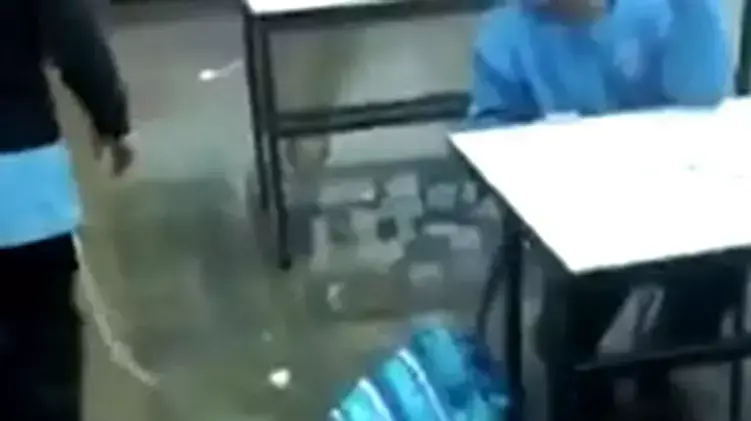 תלמידים בבית הספר של חב"ד "בית מנחם" בחולון לומדים בכיתות מוצפות, דצמבר 2015 תלמידים בבית הספר של חב"ד "בית מנחם" בחולון לומדים בכיתות מוצפות, דצמבר 2015