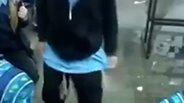 תלמידים בבית הספר של חב"ד "בית מנחם" בחולון לומדים בכיתות מוצפות, דצמבר 2015 תלמידים בבית הספר של חב"ד "בית מנחם" בחולון לומדים בכיתות מוצפות, דצמבר 2015