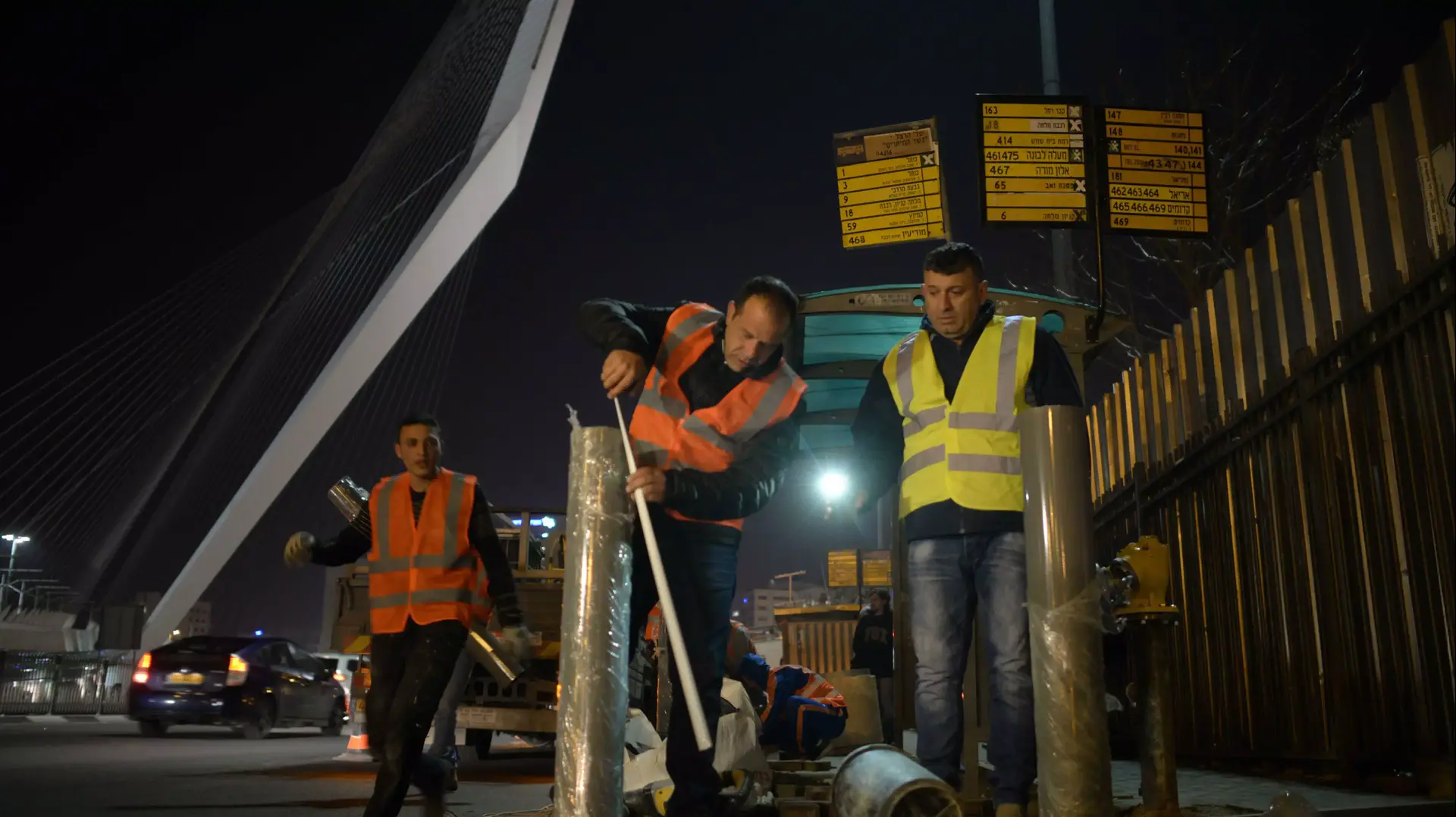 הצבת מיגון בתחנה ליד גשר המיתרים בירושלים, בה היה פיגוע דריסה ליפני מספר ימים הצבת מיגון בתחנה ליד גשר המיתרים בירושלים, בה היה פיגוע דריסה ליפני מספר ימים