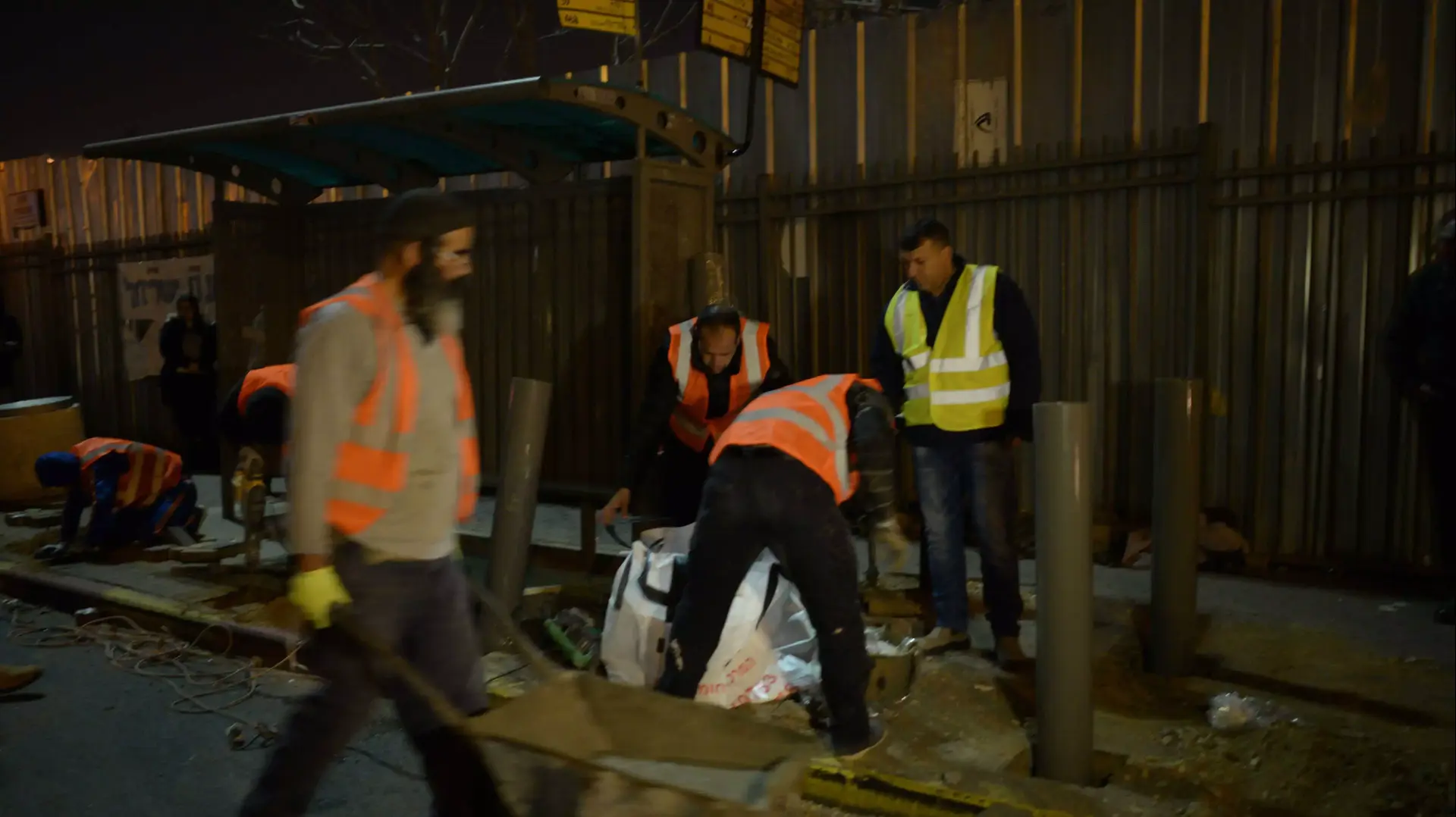 הצבת מיגון בתחנה ליד גשר המיתרים בירושלים, בה היה פיגוע דריסה ליפני מספר ימים הצבת מיגון בתחנה ליד גשר המיתרים בירושלים, בה היה פיגוע דריסה ליפני מספר ימים