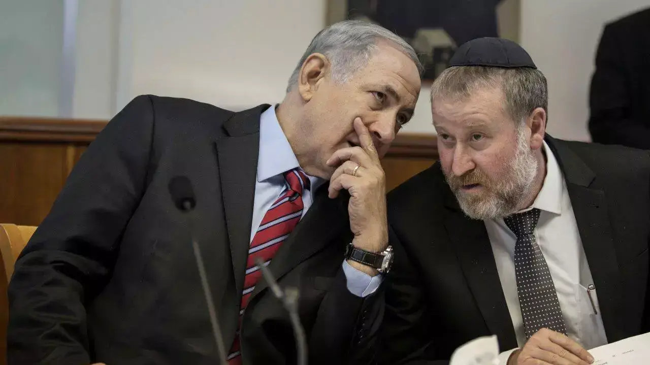 ראש הממשלה בנימין נתניהו עם מזכיר הממשלה אביחי מנדלבליט, 2015