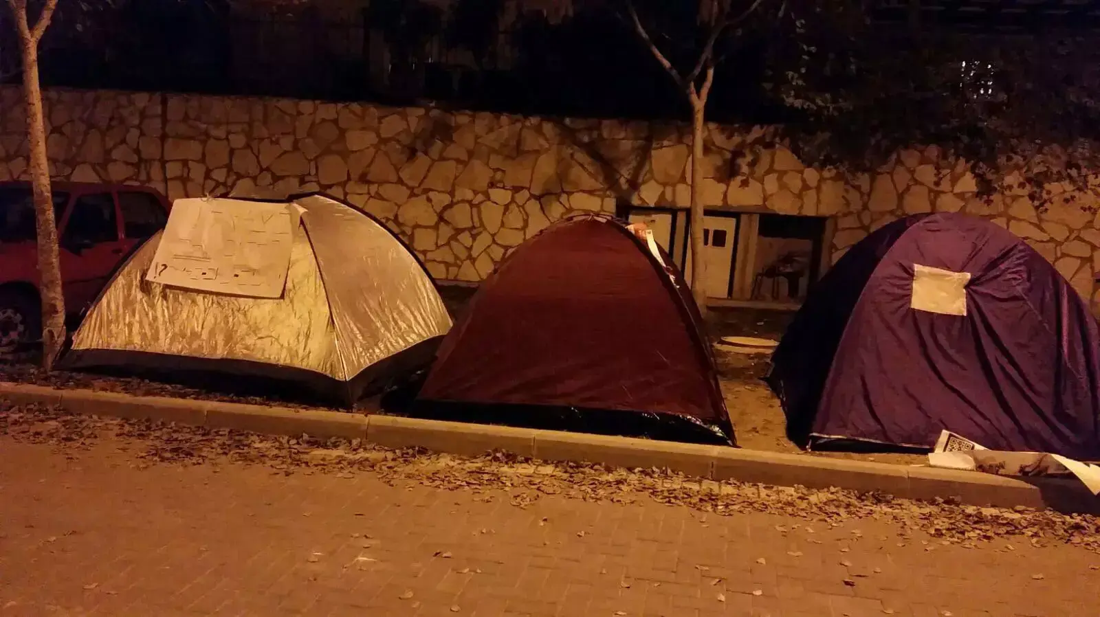 אוהל מחאה בעניין עצורי פרשת דומא הוקם אתמול בערב מול בית רה"מ אוהל מחאה בעניין עצורי פרשת דומא הוקם אתמול בערב מול בית רה"מ