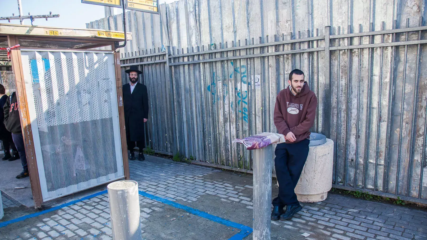 תושבים בירושלים מחכים בתחנות אוטובוס ממוגנות 21 דצמבר 2015